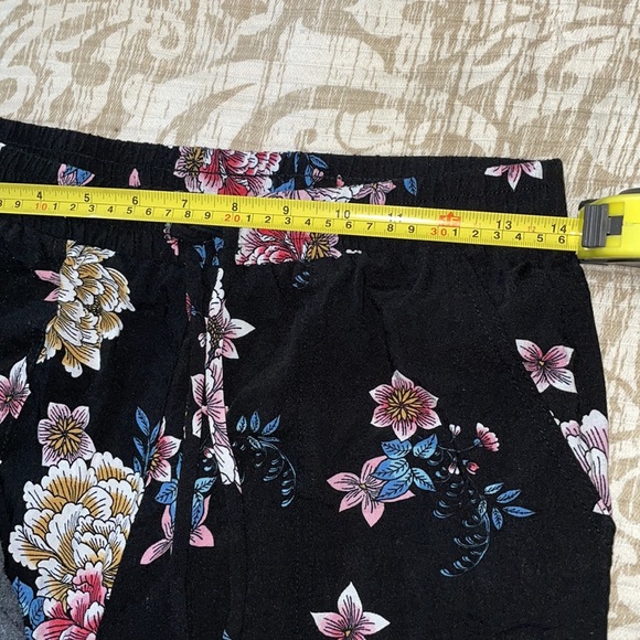 Cropped Floral Pants - Picture 3 of 6